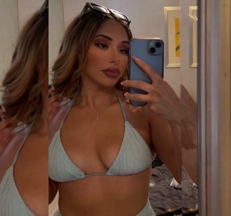 emelyelenaa model naked picture