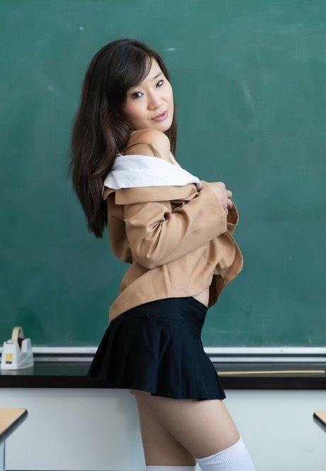 Jeannie Elise Mai model high quality picture