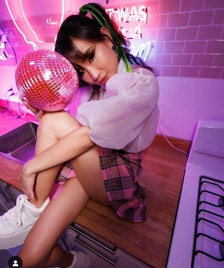 Jeannie Elise Mai star naked image