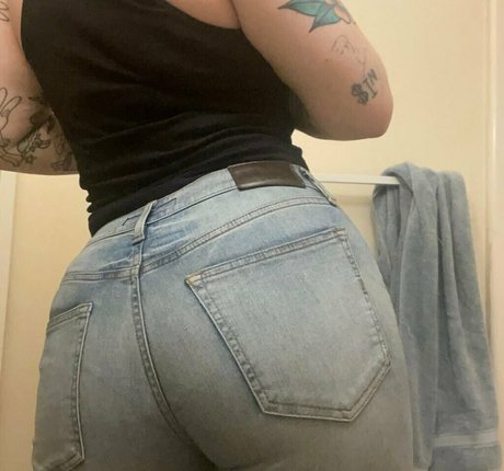 spookisideshow star nude pics