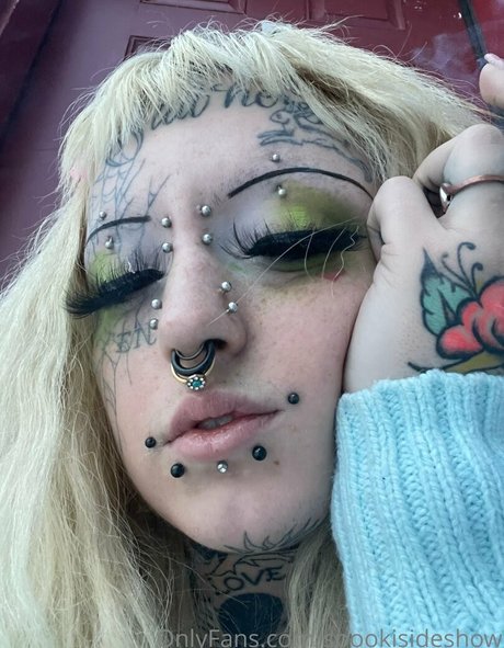 spookisideshow model top pic