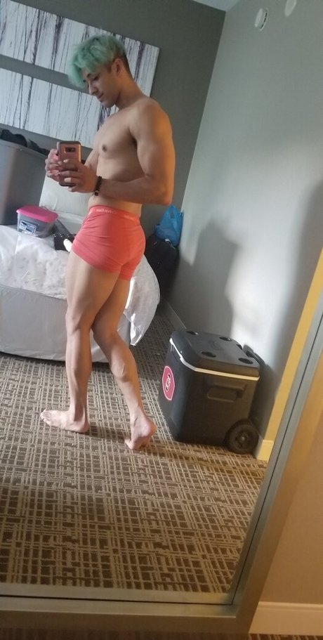 kawaiibrocosplay hot model image