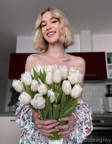 maddieegrey art star img