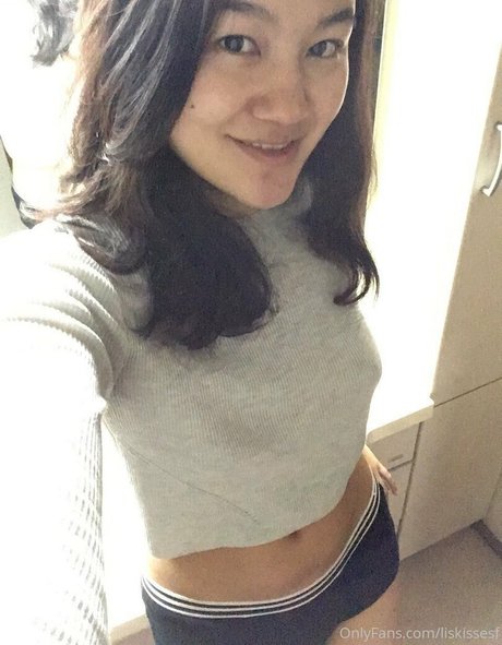 liskissesf naked model image