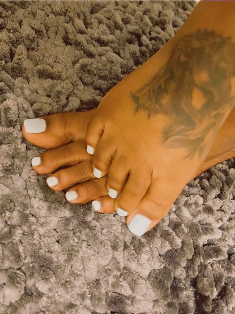 Ms Toes to Bone star pornographic pics