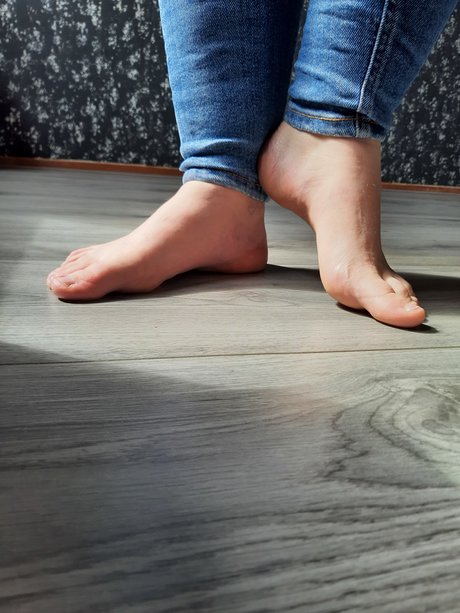 Photo Feet Queen_ hot actress pic