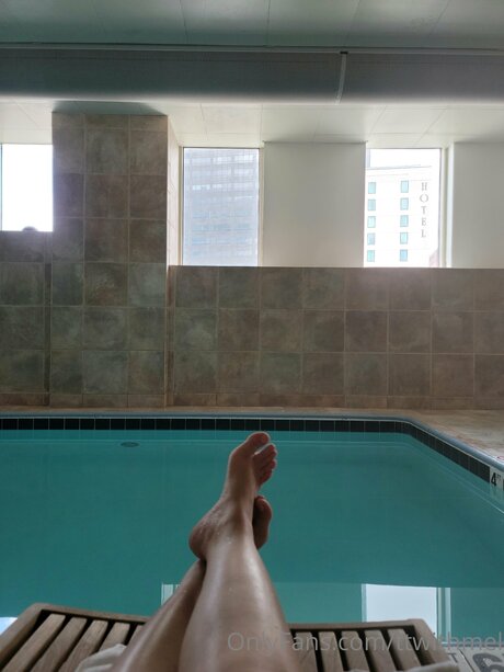 Topless talks with Mel nice model photo