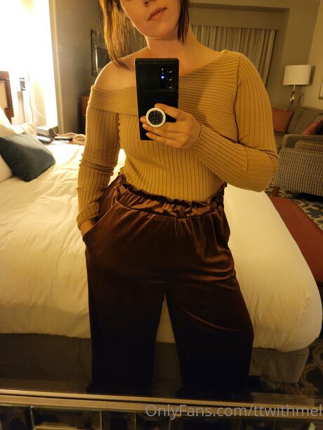 Topless talks with Mel hot star img