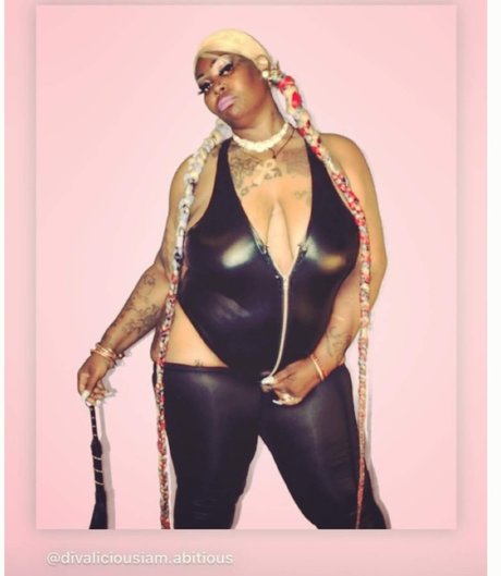 Dangerous Diva naked model images