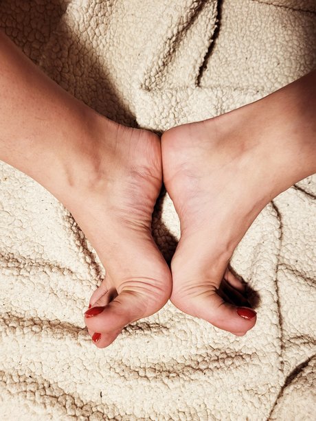 BethanyFeets hd actress photos