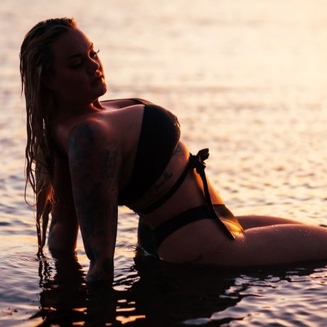 Ms Gee erotic model picture