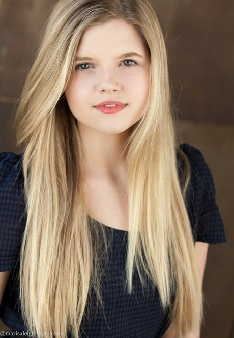 Ana Mulvoy Ten art star photo