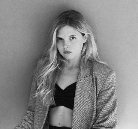 Ana Mulvoy Ten hot actress pic