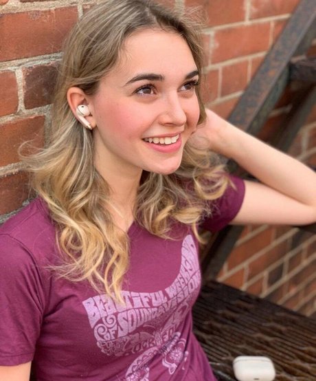 Nikki Roumel nice model pic