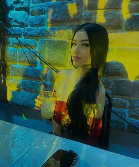 Leslie Emma star art pic