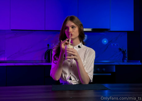 mia ts naked actress pics