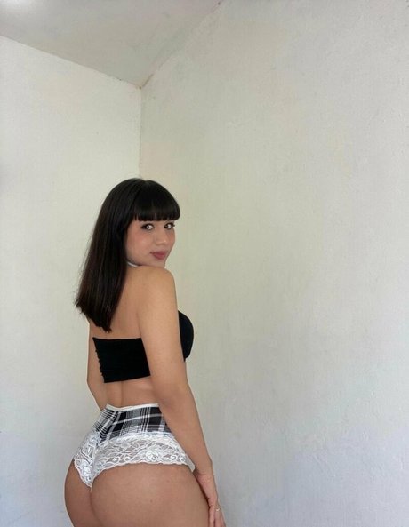 Isa Oelsi nude model pics