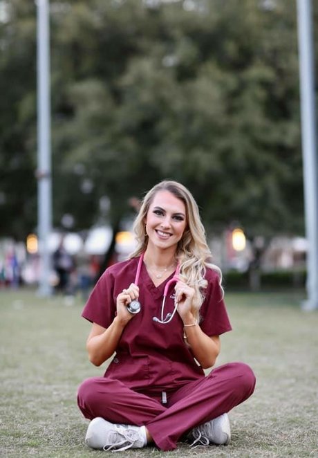 Emilee Atchley free model pic