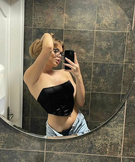 vvelliciiavip naked actress image