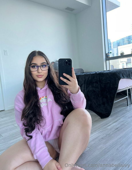 Annabella Ivy star naked photo