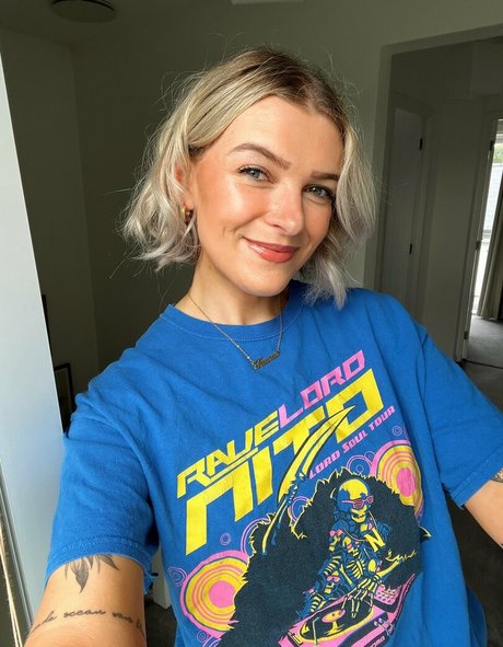 Emmalition model naked pic