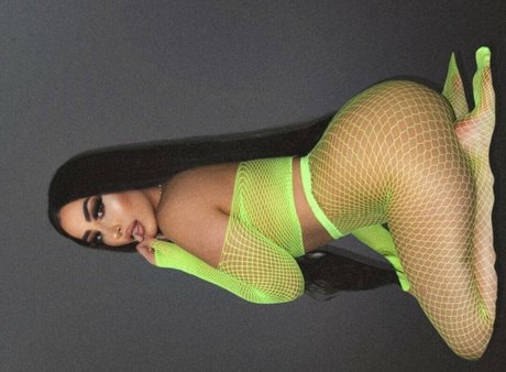 inescatarina naked model pic