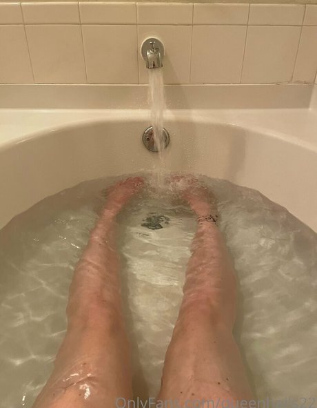 queenhails22 naked model picture