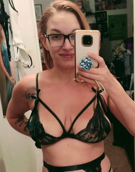 Feline Anchor star nude picture