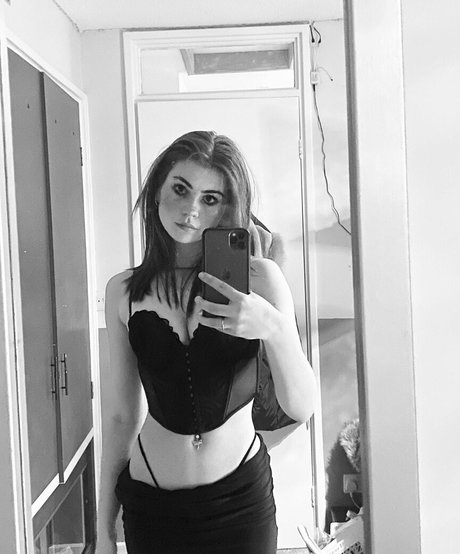 skyepastapins pretty pornstar photo