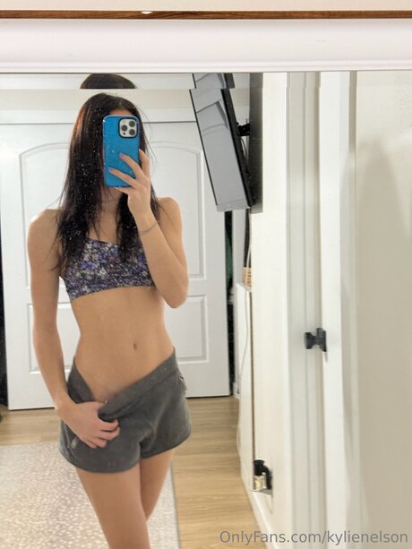 kylienelson naked model pic