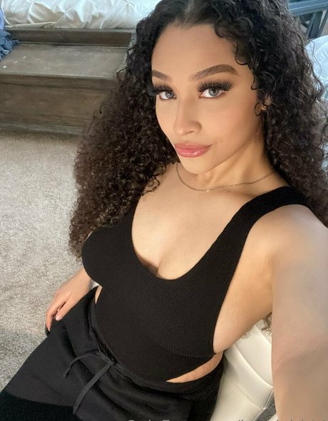 baddgirlriri nude model pics