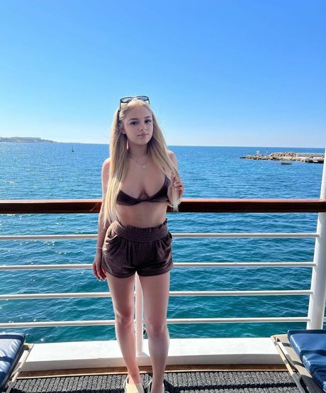 Brooke Marsden erotic model img