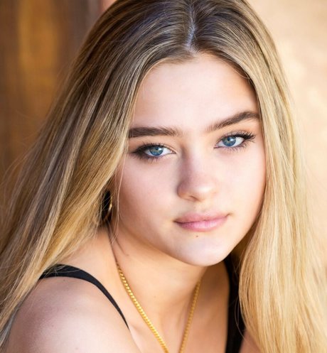 Lizzy Greene star sexy img