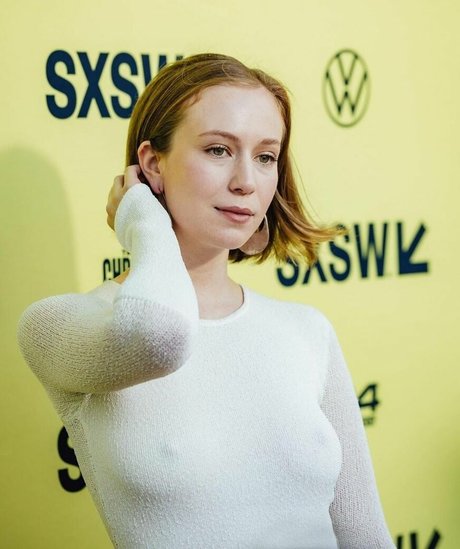 Hannah Einbinder exclusive star pics