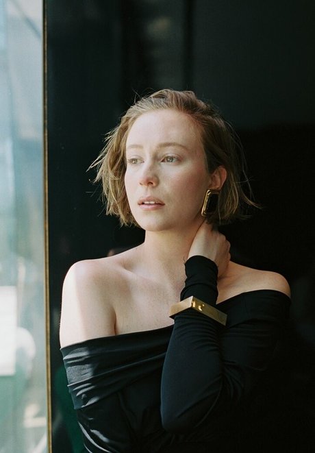 Hannah Einbinder erotic actress images