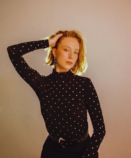 Hannah Einbinder porn actress img