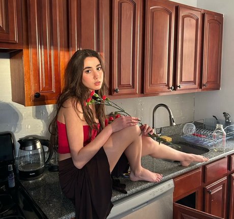 Mikaela Astel star beautiful img