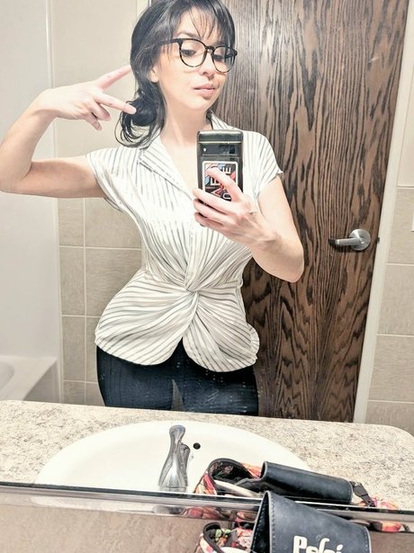 raenarchy nudes star image