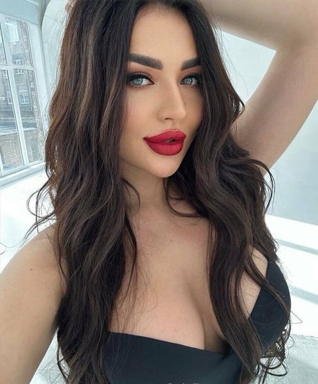 mila moon model top img