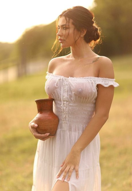 mila moon high quality model pics