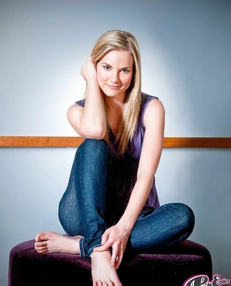 Cindy Busby naked model gallery