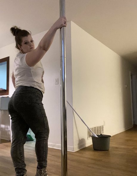 queen of spades pretty model pictures