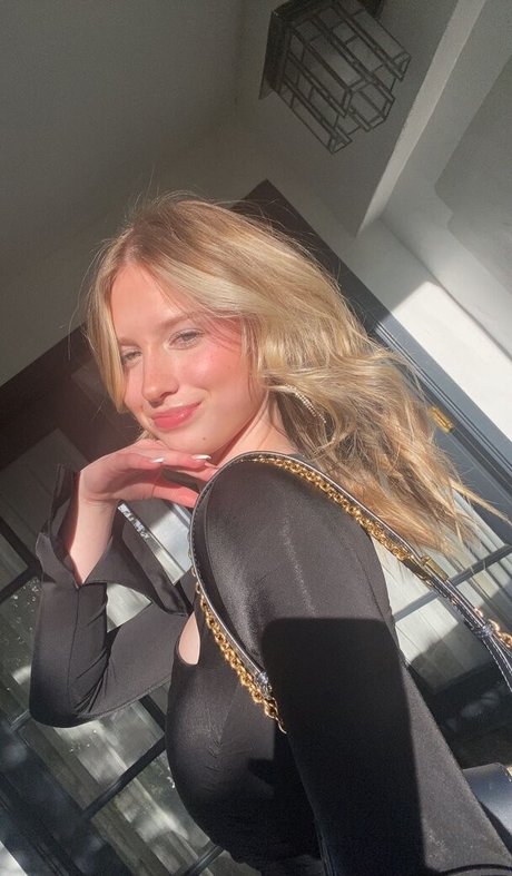 Carsen R beautiful actress pics