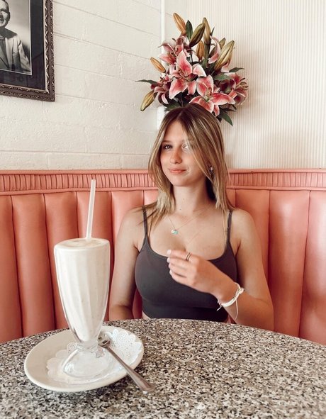 Carsen R model hot pic