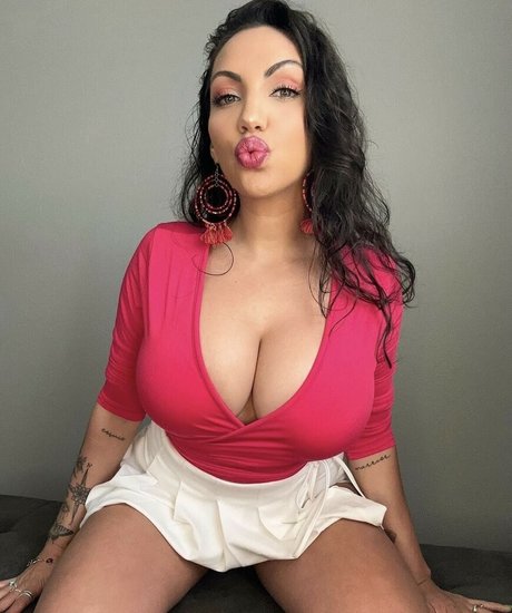 Crueltyfreecurves pornstar hot image