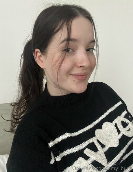 emy buns exclusive model pic