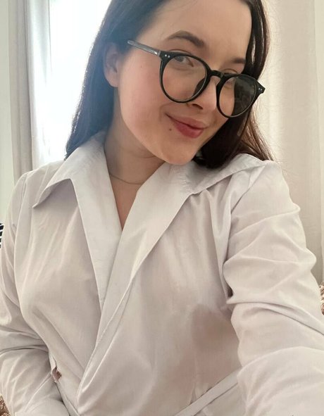 emy buns model naked picture