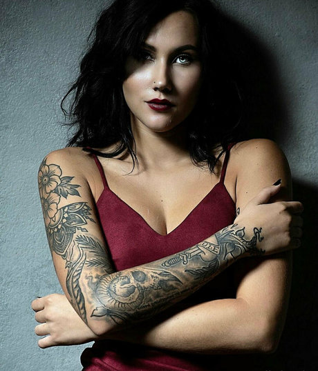 tully banks model perfect photos