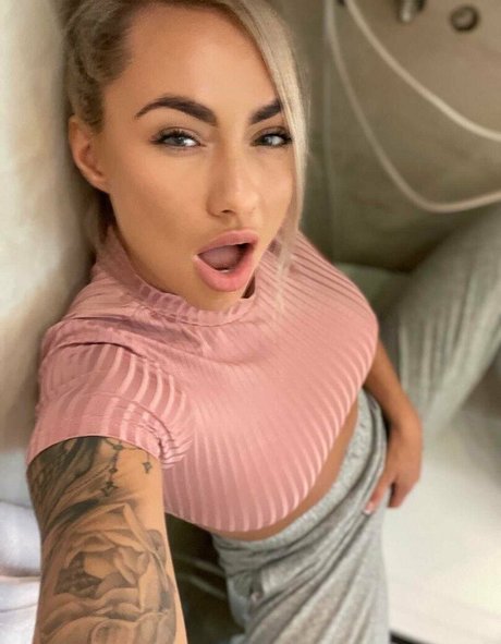 deedeerczfree pretty pornstar image