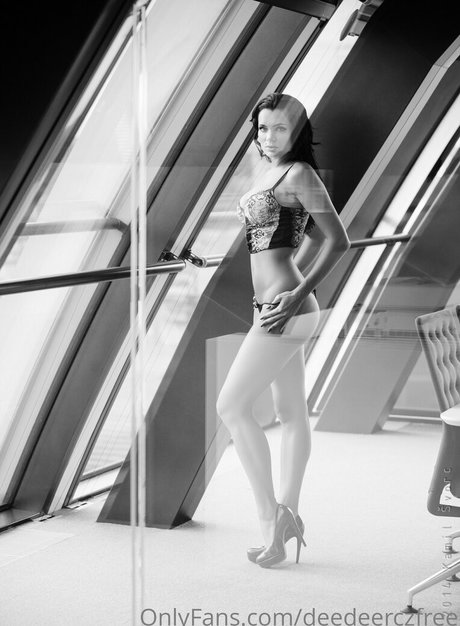 deedeerczfree nude model picture